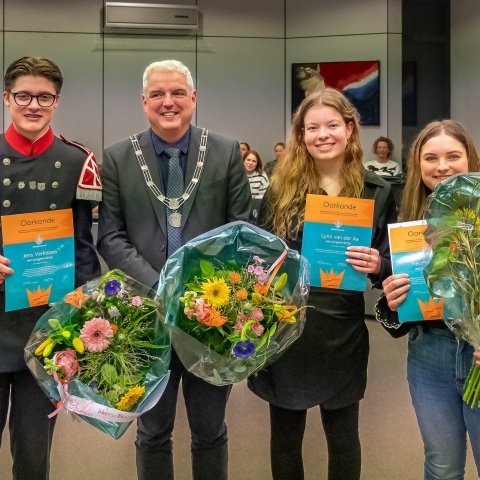 Jens Verkissen, burgemeester Geurts, Lynn van der Aa en Fleur Venema