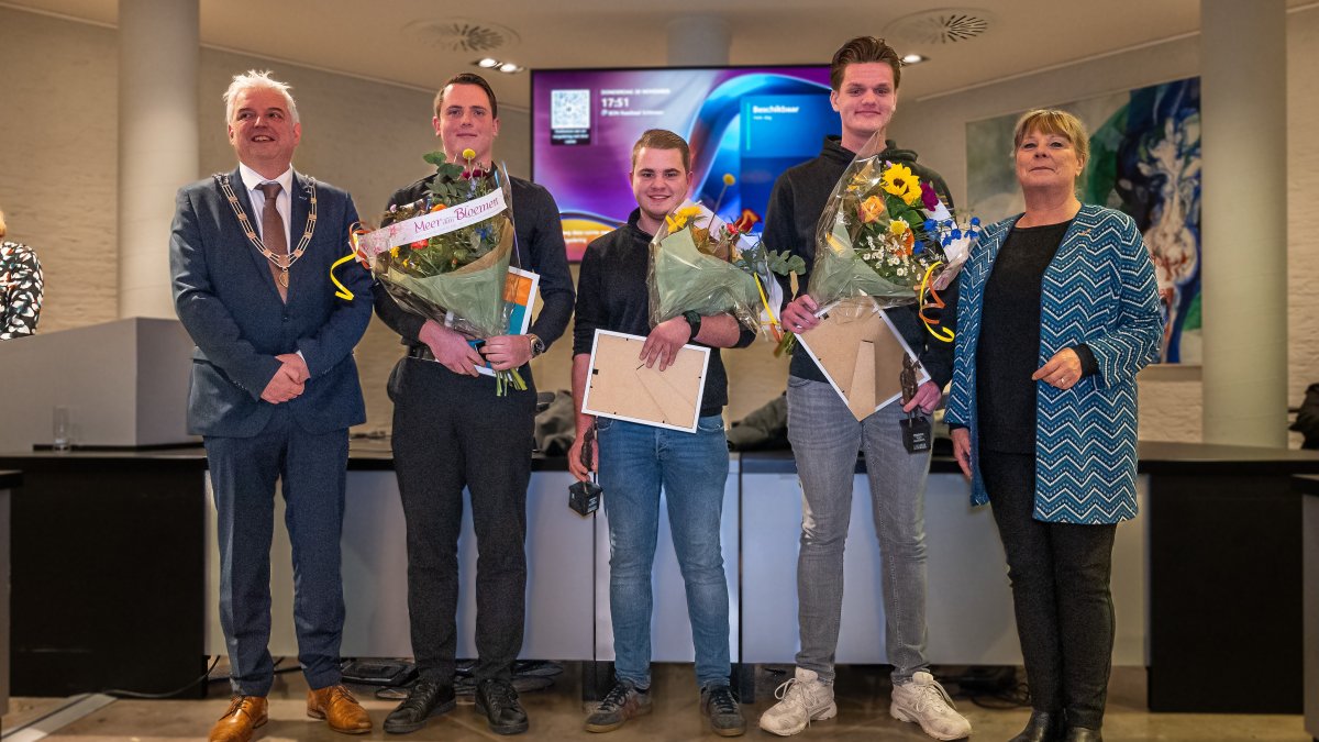 Burgemeester Beekdaelen reikt drie jongerenlintjes uit