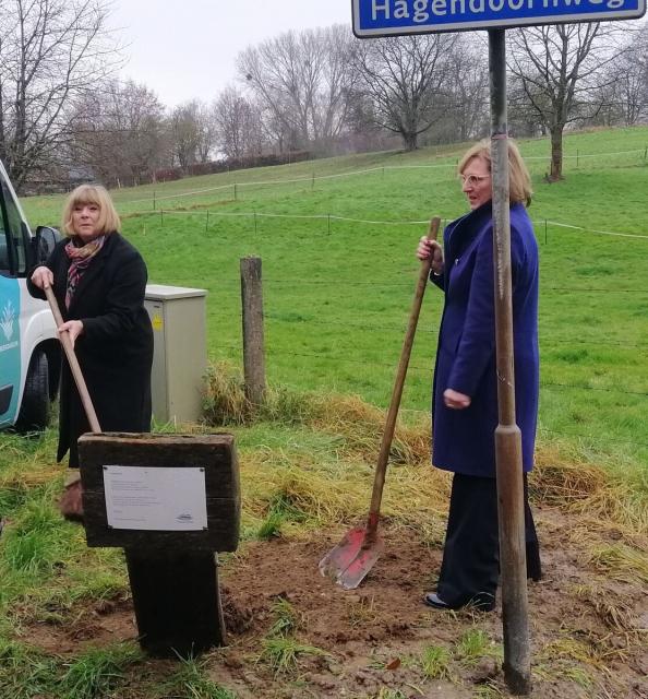 Foto 1: Bestuurder Josette Van Wersch van het waterschap en wethouder Jeannette Quadvlieg geven de aftrap voor fase 2 aanpak wateroverlast Oirsbeek (foto Waterschap Limburg)