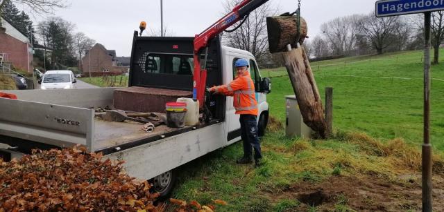 Foto 2: De houten paal met het gedicht wordt weggehaald voor de werkzaamheden (foto Waterschap Limburg)