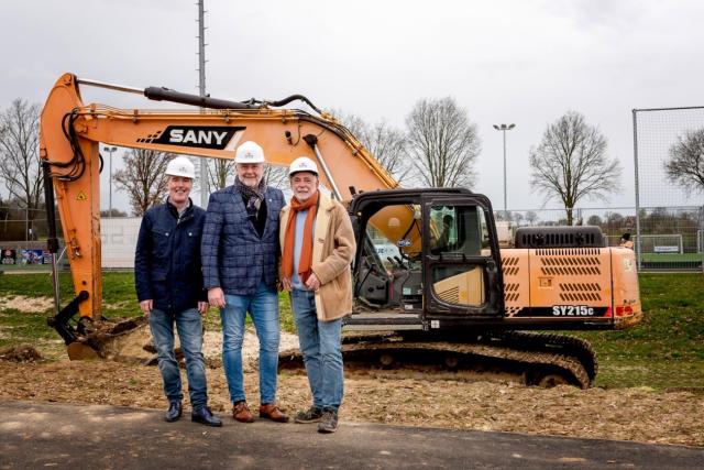 Start bouw clubgebouw VV Amstenrade; v.l.n.r. voorzitter Voetbal Vereniging Amstenrade Jean Joosten, wethouder Peter Janssen en oud-voorzitter Voetbal Vereniging Amstenrade Harrie Geurten