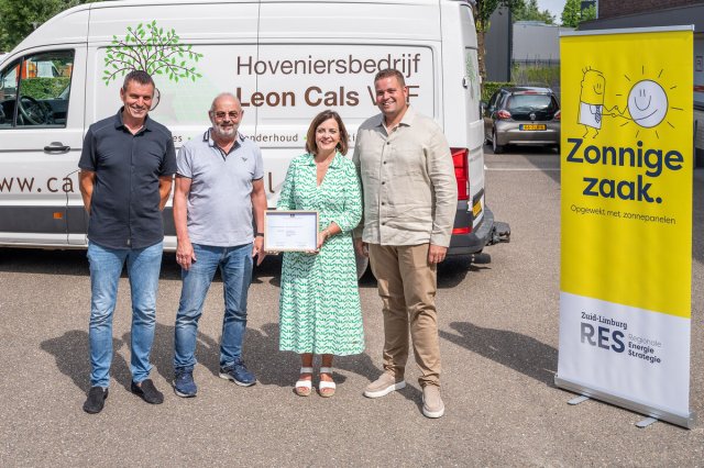 V.l.n.r. Leon Cals, wethouder Harry van de Laar, Jeanine Cals, Joël Cals