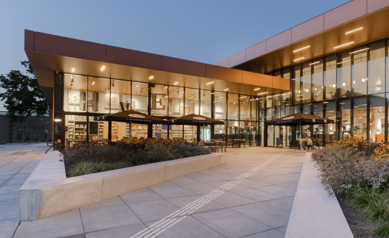 Huis van Eemnes in de avond