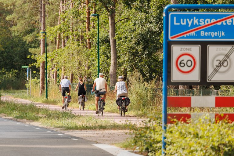Fietsende mensen op fietspad Weebosch-Luyksgestel