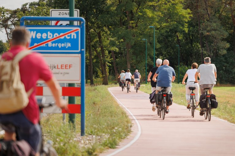 Fietsende mensen op het fietspad