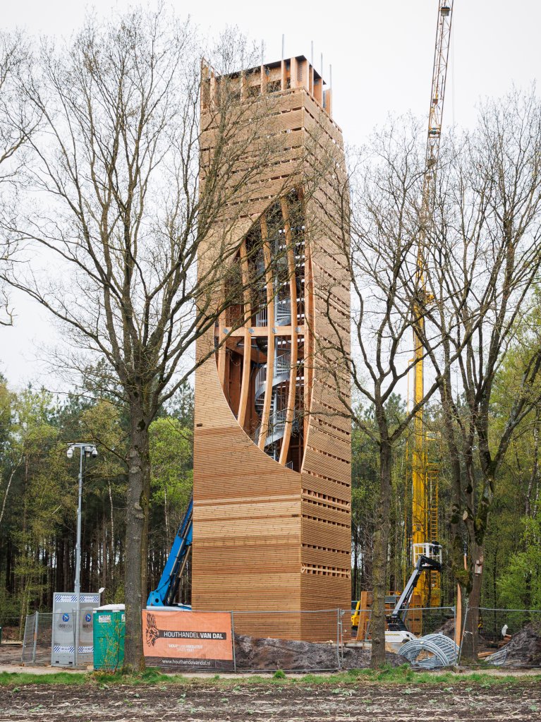 Uitkijktoren met bouwhek eromheen en bouwmaterialen eromheen