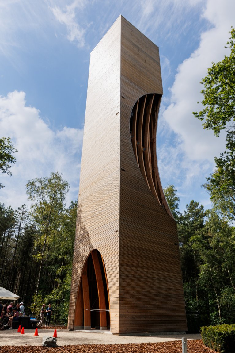 Hoge uitkijktoren in de bossen