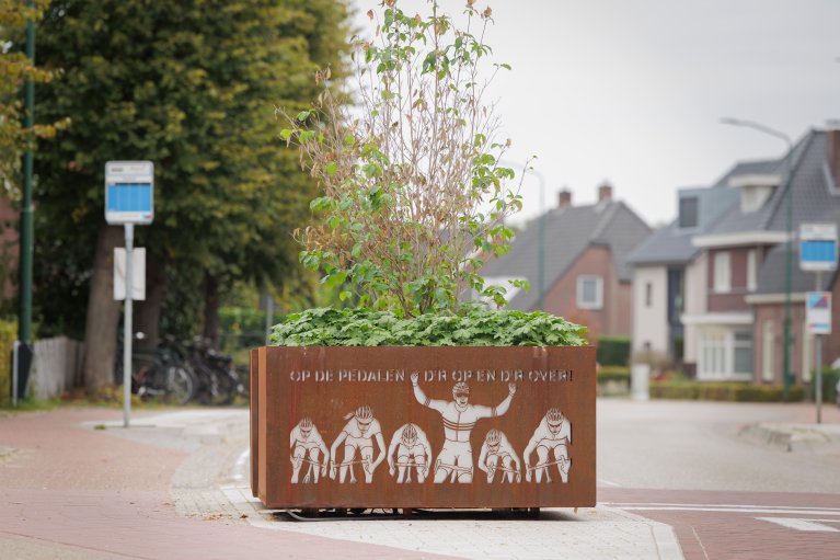 Bloembak met wielericoon Harrie lavreysen in de heringerichte Dorpsstraat van Luyksgestel