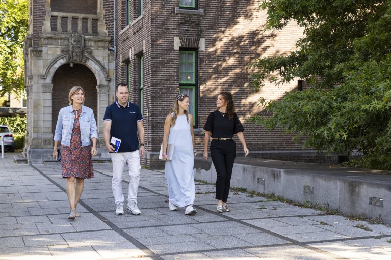 collega's die buiten voor het gemeentehuis lopen