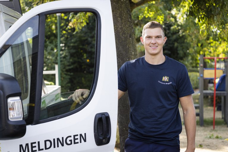 Collega staat bij de bus met meldingen