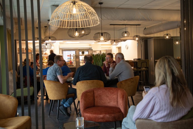 Mensen tijdens de lunch in het bedrijfsrestaurant