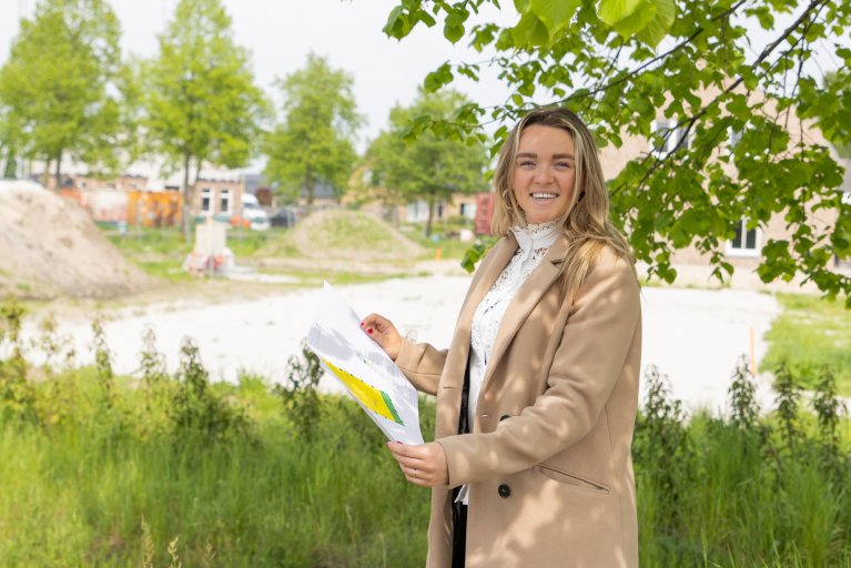 Collega Jet Lommers aan het werk