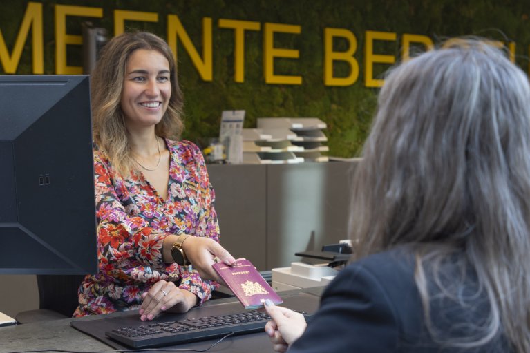 Collega helpt burger aan de balie