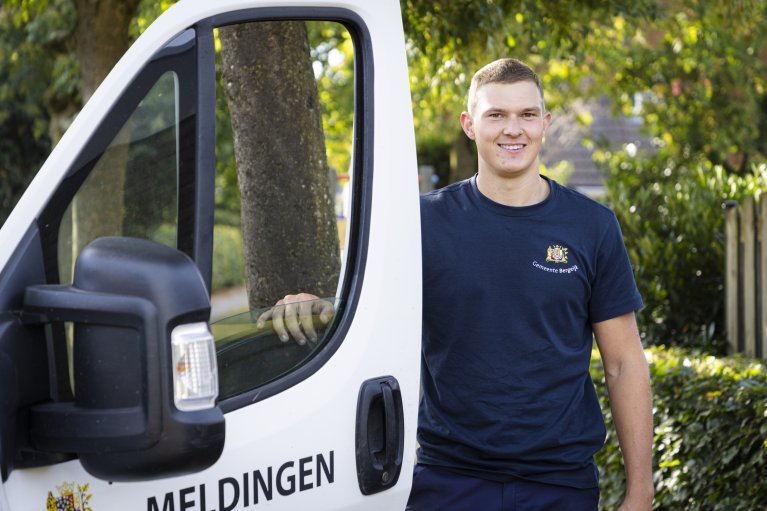 Buitendienstmedewerker staat bij werkbus