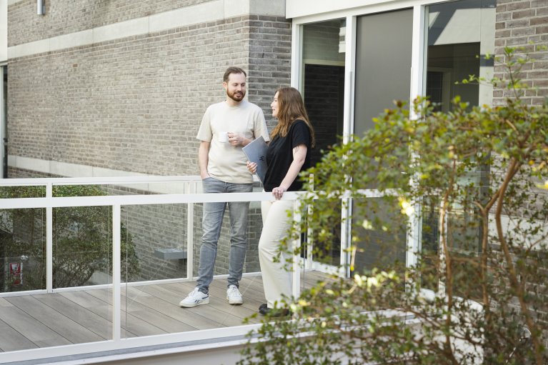 Collega's in gesprek op de brug.