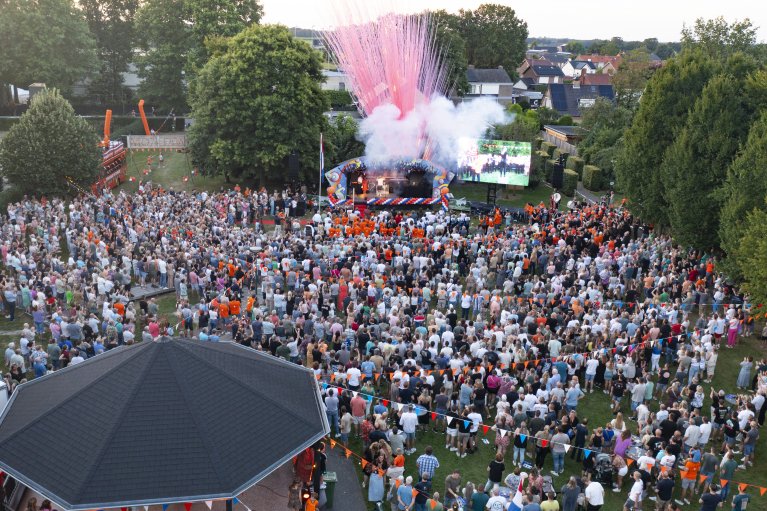 5000 fans bij de huldiging van Harrie Lavreysen met vuurwerk in het Kloosterpark