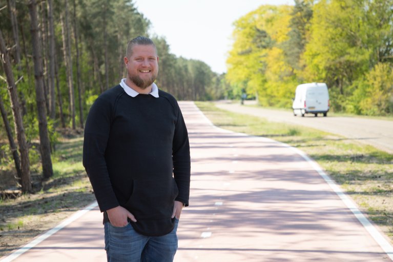 Collega Kevin bij een fietspad vanuit de fietsambitie