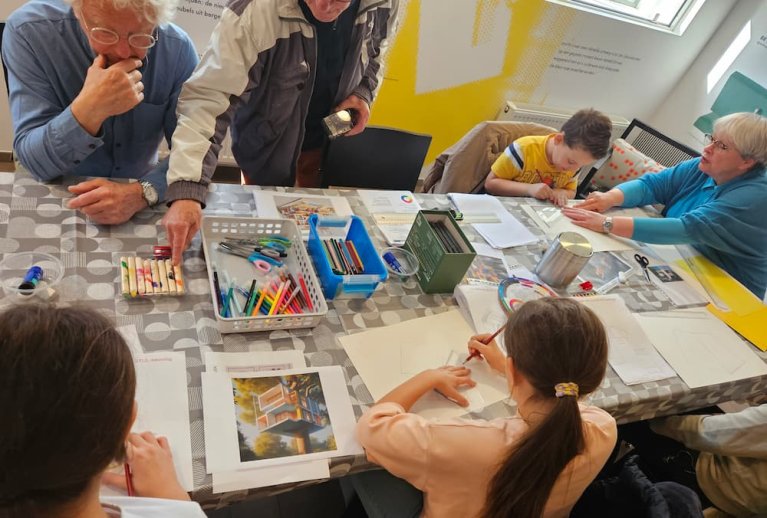 Kinderen ontwerpen met potloden, stiften en papier hun eigen droomtuin