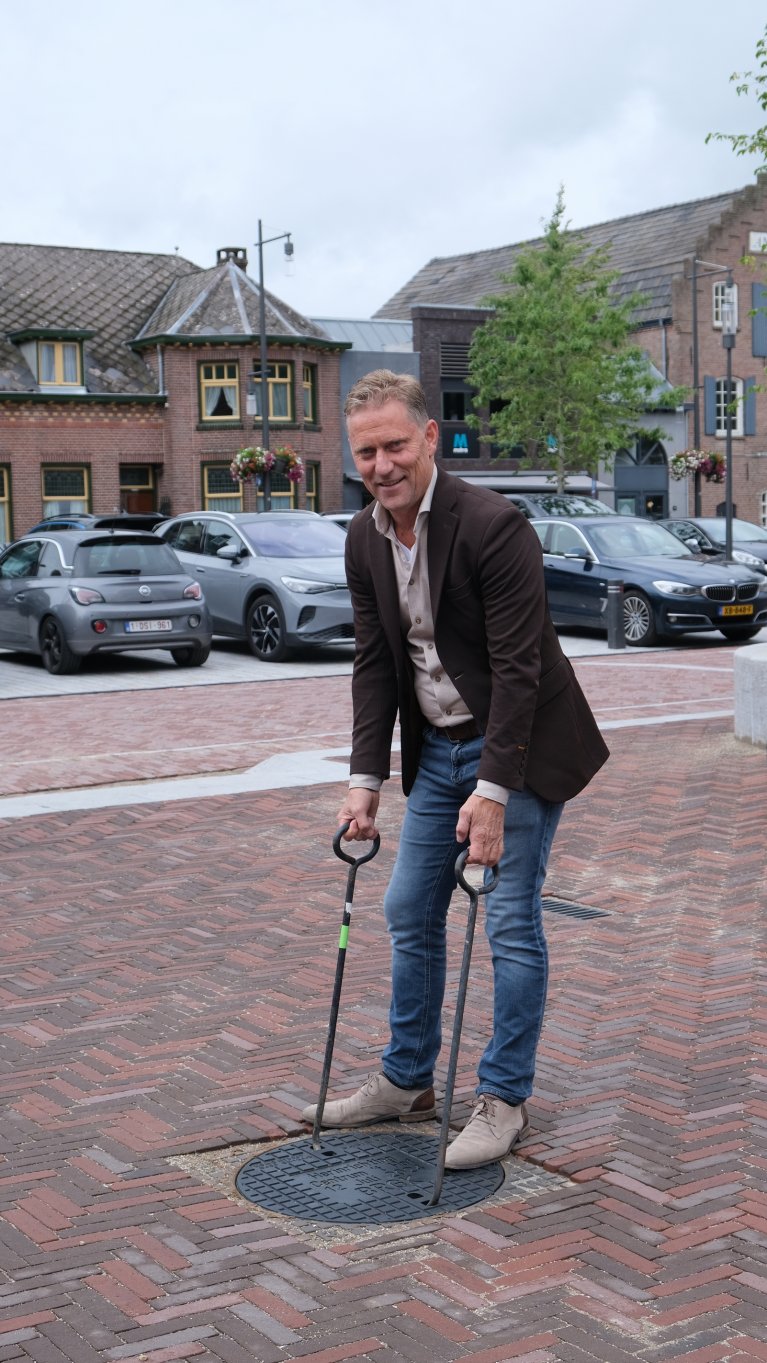 Wethouder Mathijs Kuijken leg laatste putdeksel Hof-Noord