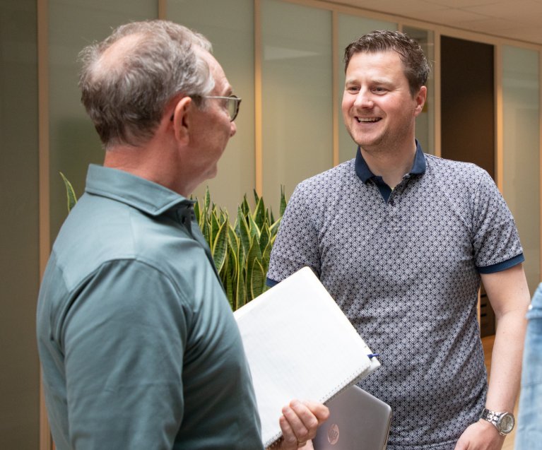 Staand overleg tussen twee collega's