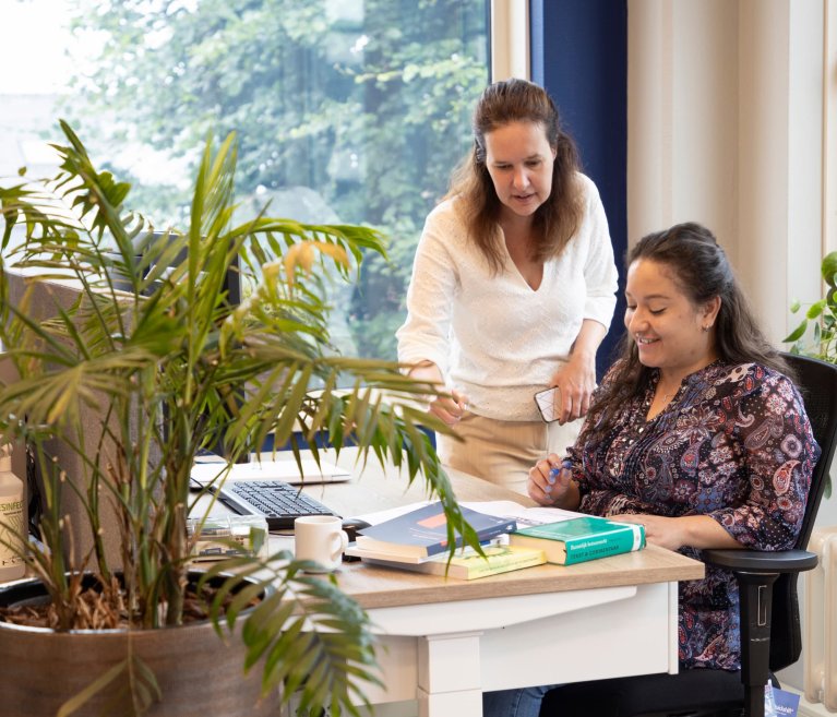 2 vrouwelijke collega's in overleg