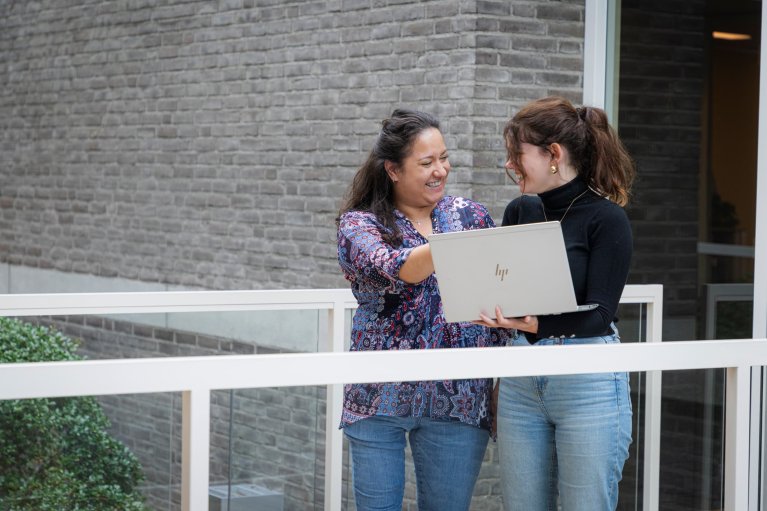 Overleg tussen Manu en Annemieke op de gang