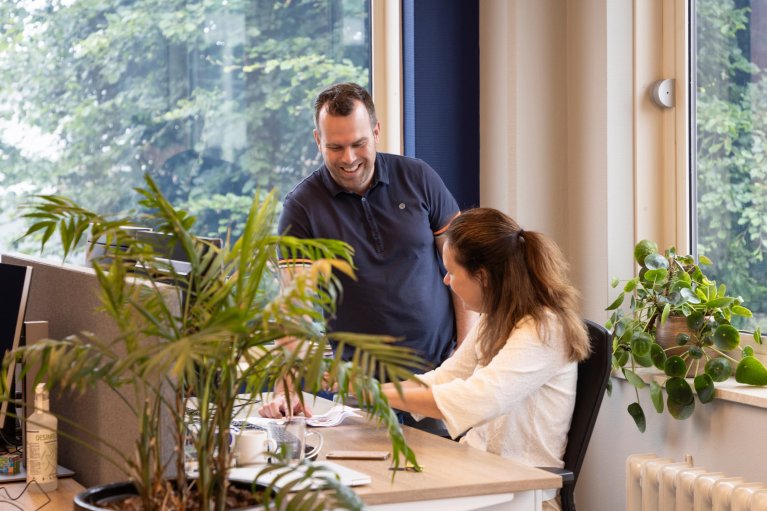 2 collega's met elkaar in overleg