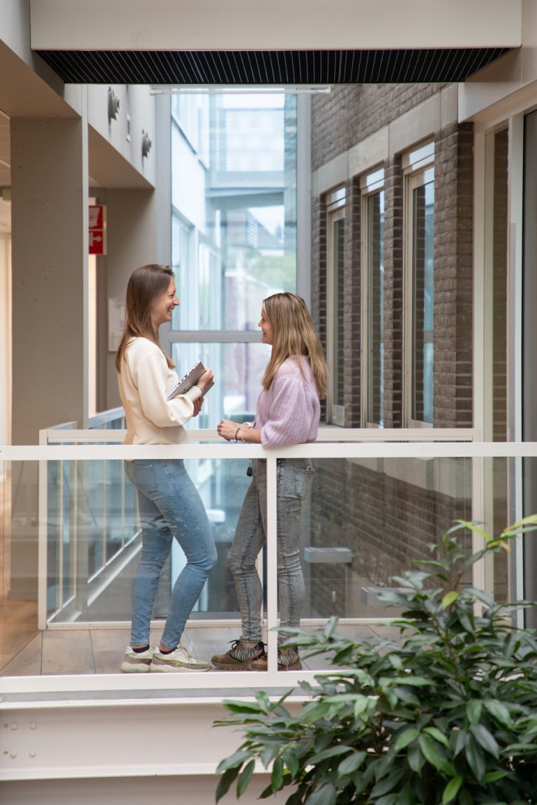 2 vrouwen maken een praatje