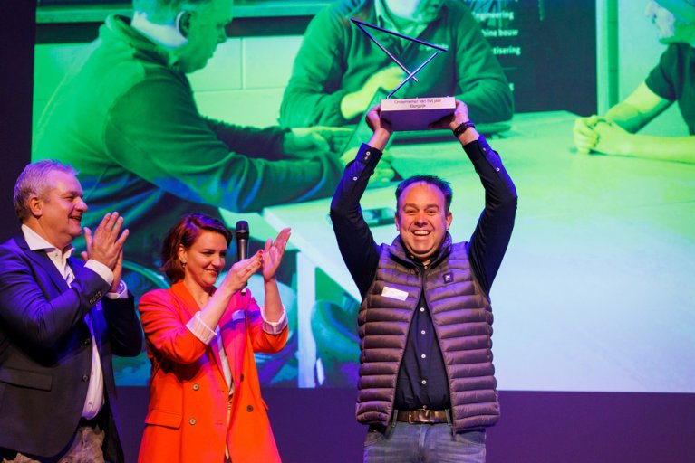 Ruud Bellemakers houdt de trofee 'Ondernemer van het jaar' boven zijn hoofd
