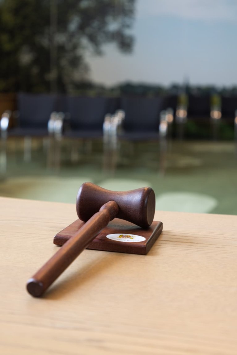 Voorzittershamer op een tafel voor in een zaal
