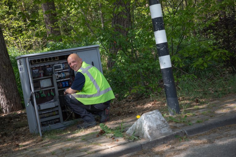 Collega Wilfred buiten aan het werk