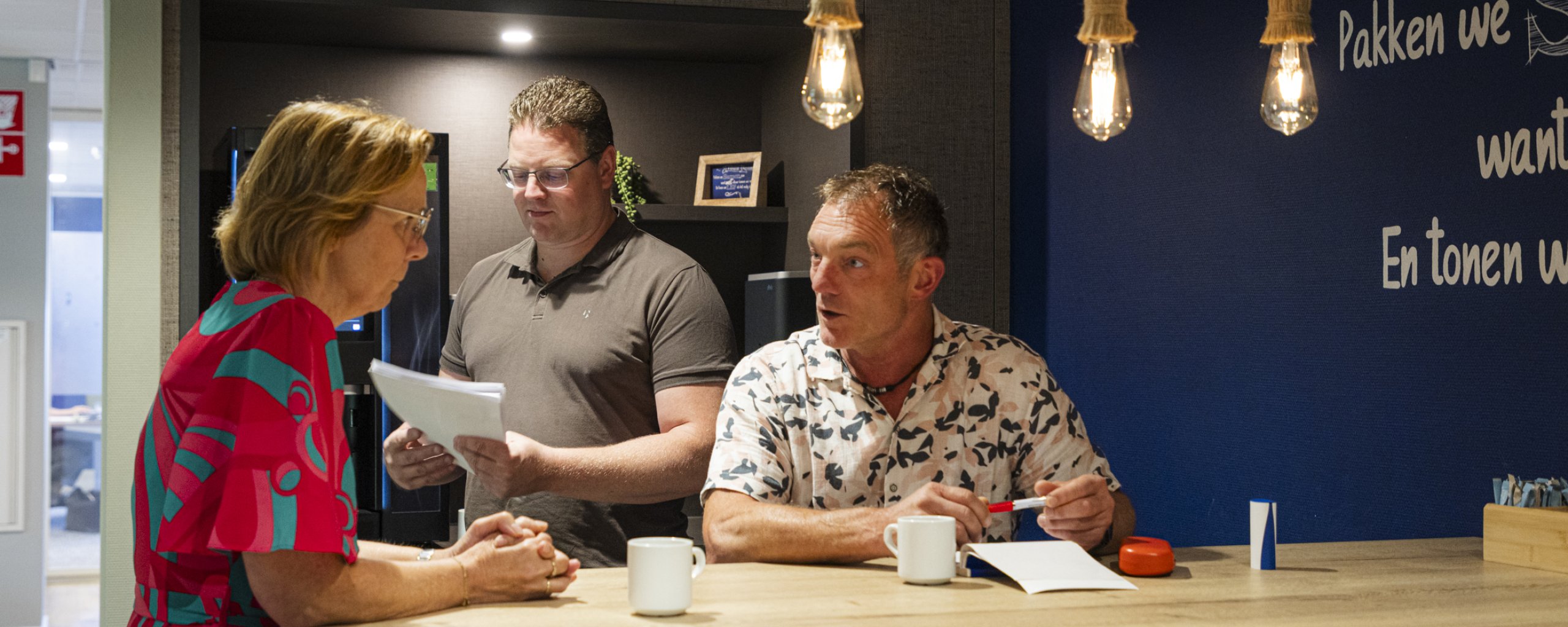 Drie collega's in gesprek