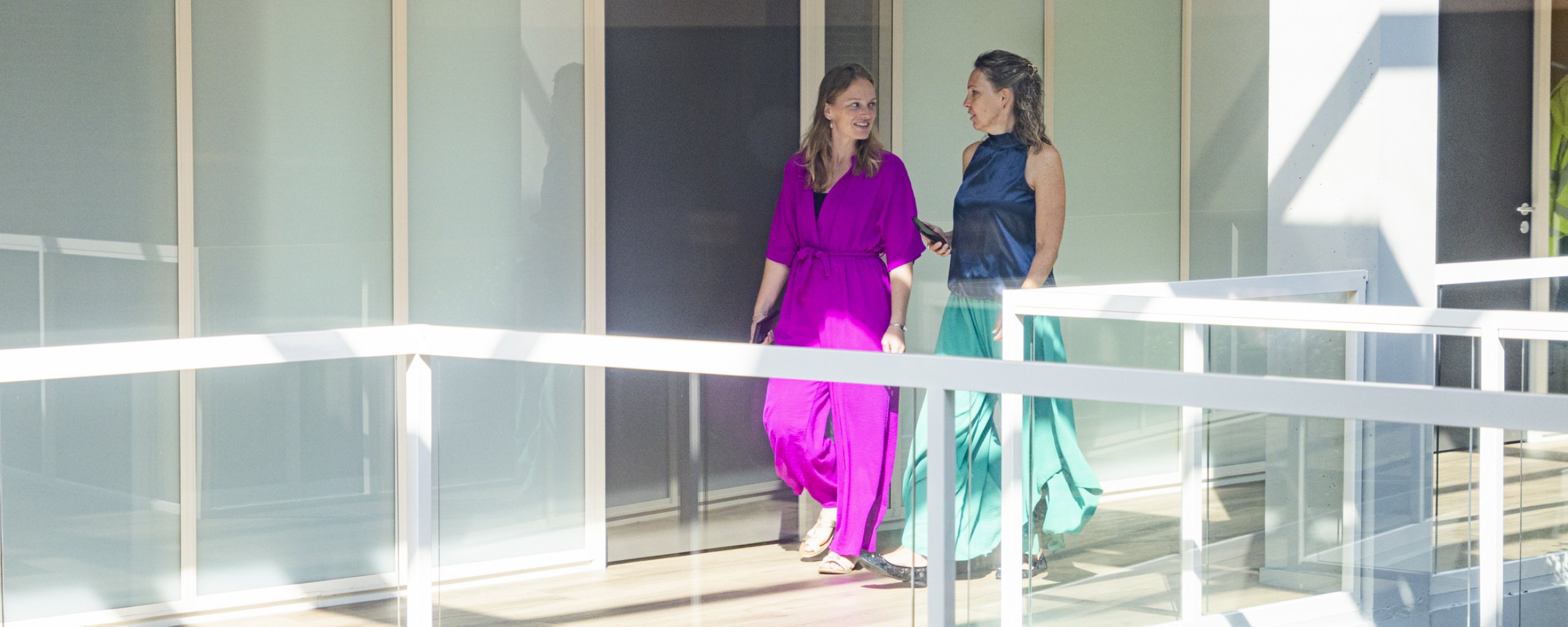 Twee collega's lopen over de gang