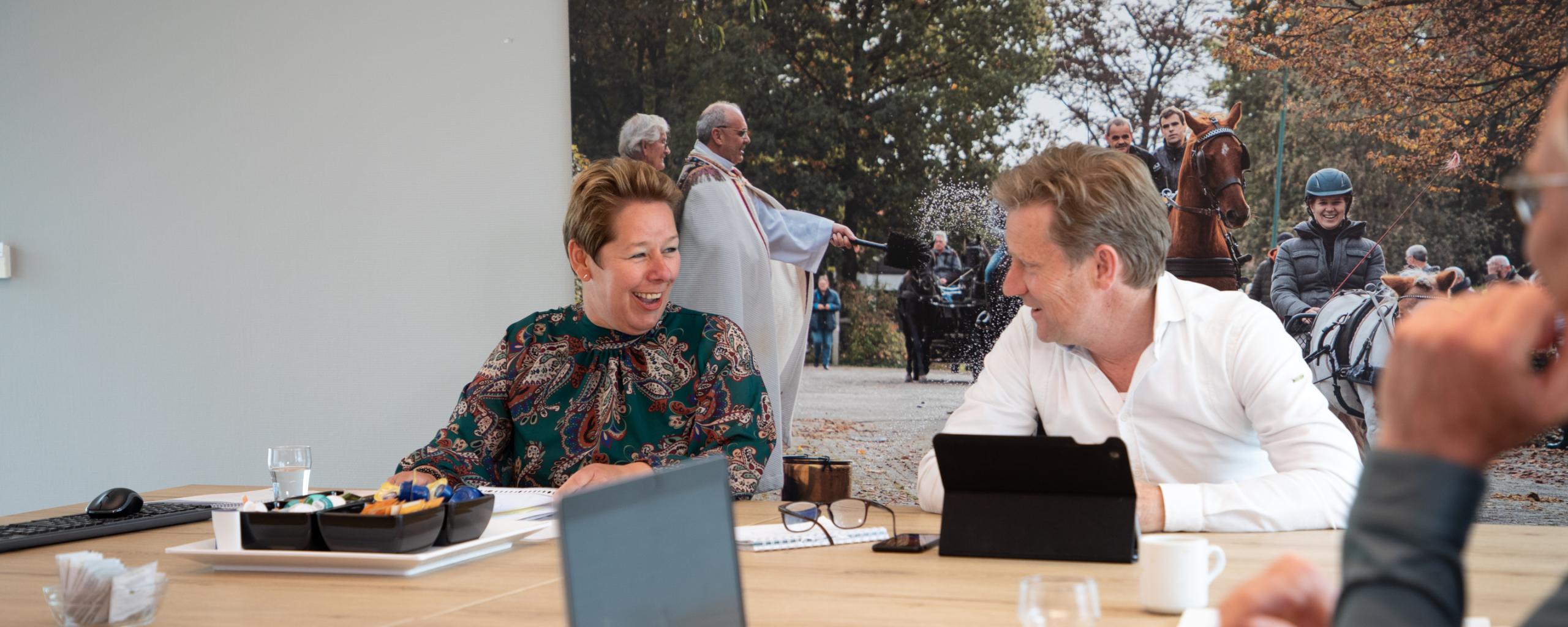 Bestuurlijk overleg Mathijs lachen