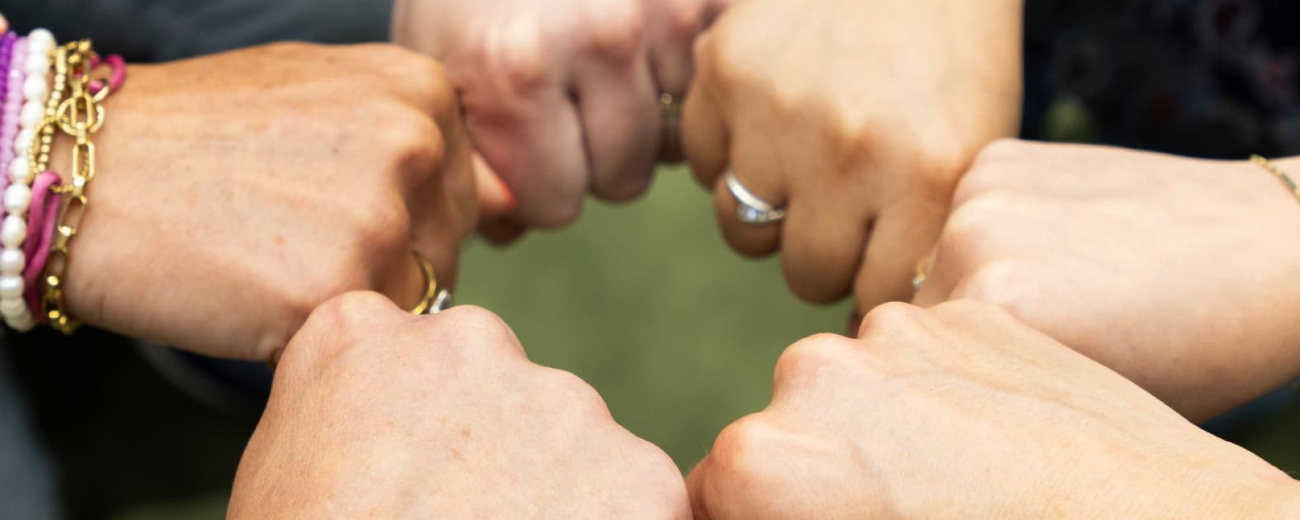 6 handen die samenkomen in een boks