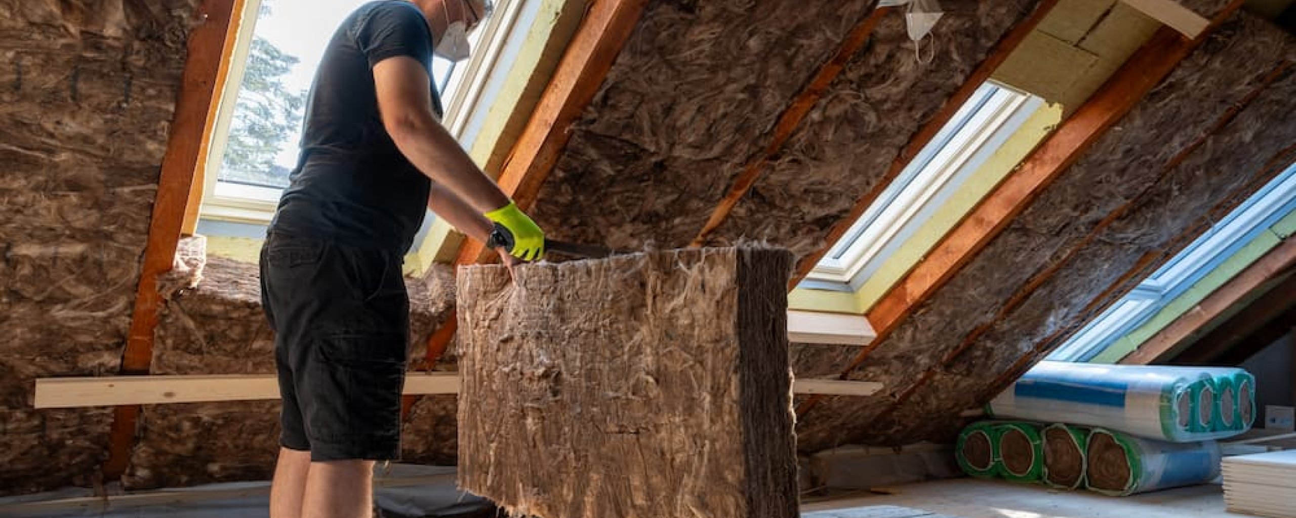 Man bezig met het isoleren van de zolder