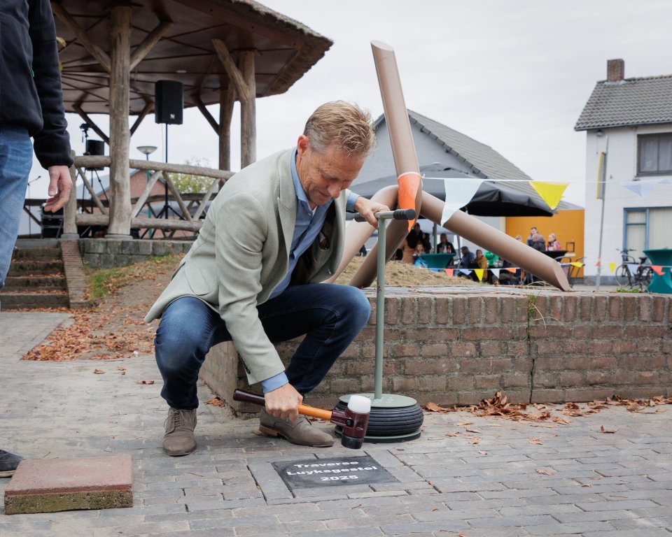 Wethouder Mathijs Kuijken legt symbolisch de laatste steen