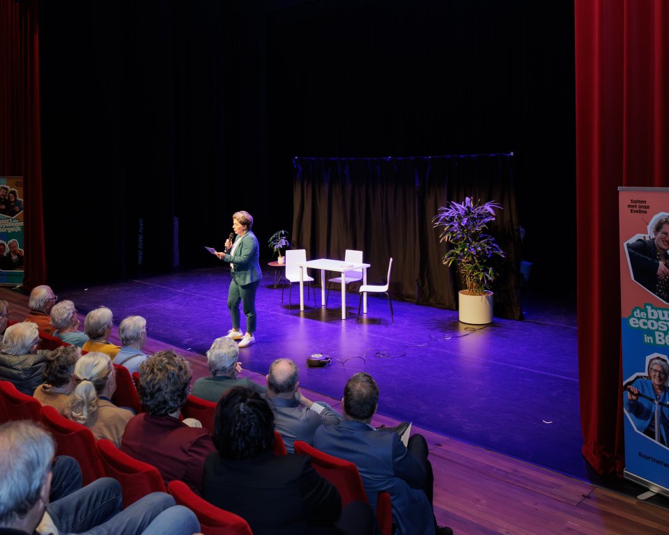 Podium van De Kattendans met publiek