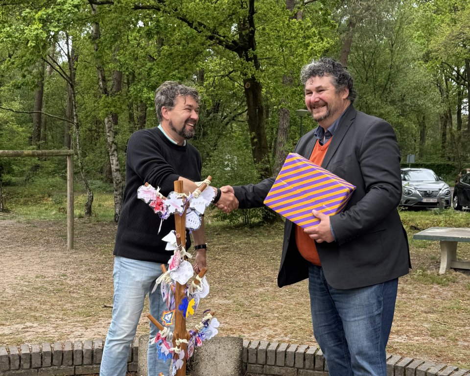 Schooldirecteur Prein en wethouder van Dalen schudden de hand