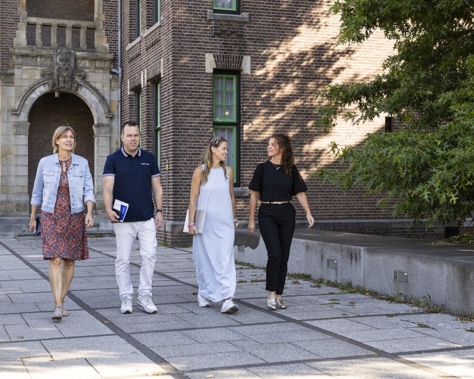 collega's die buiten voor het gemeentehuis lopen
