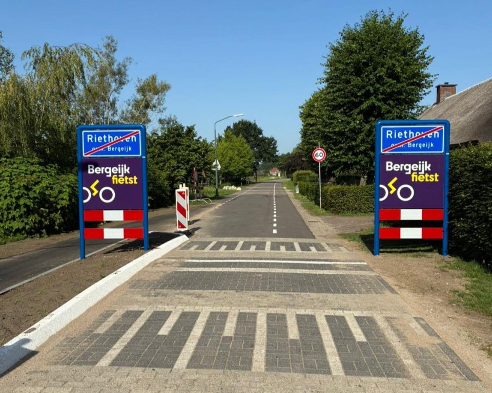 Twee Bergeijk Fietst Komborden op de weg