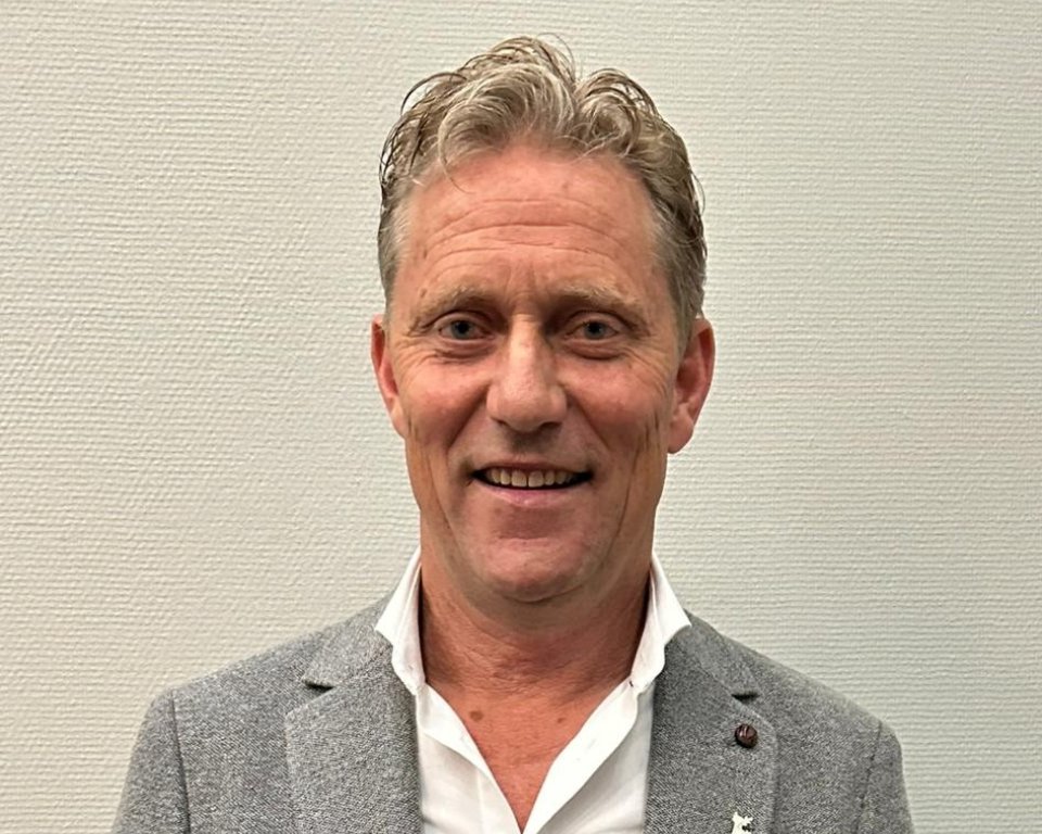 Portret van Mathijs Kuijken met het spelde van de Eik van Bergeijk