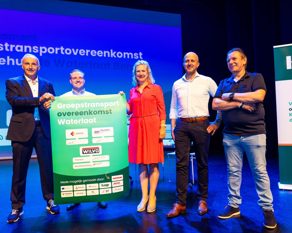 Foto van bedrijven die samen groepstransportovereenkomst hebben getekend