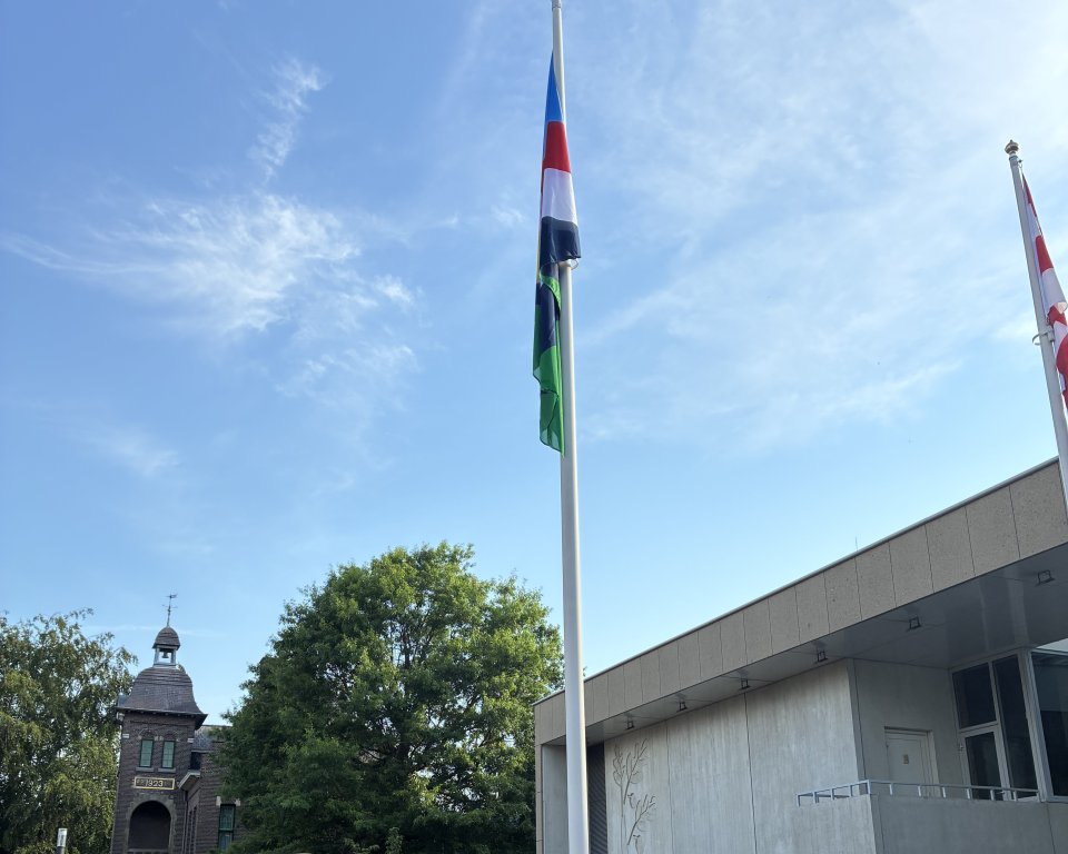 Twan Hurkmans staat bij de vlag die gehesen wordt voor veteranendag