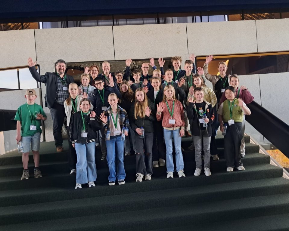 Kinderen met wethouder Marco van Dalen op de groepsfoto op de trap