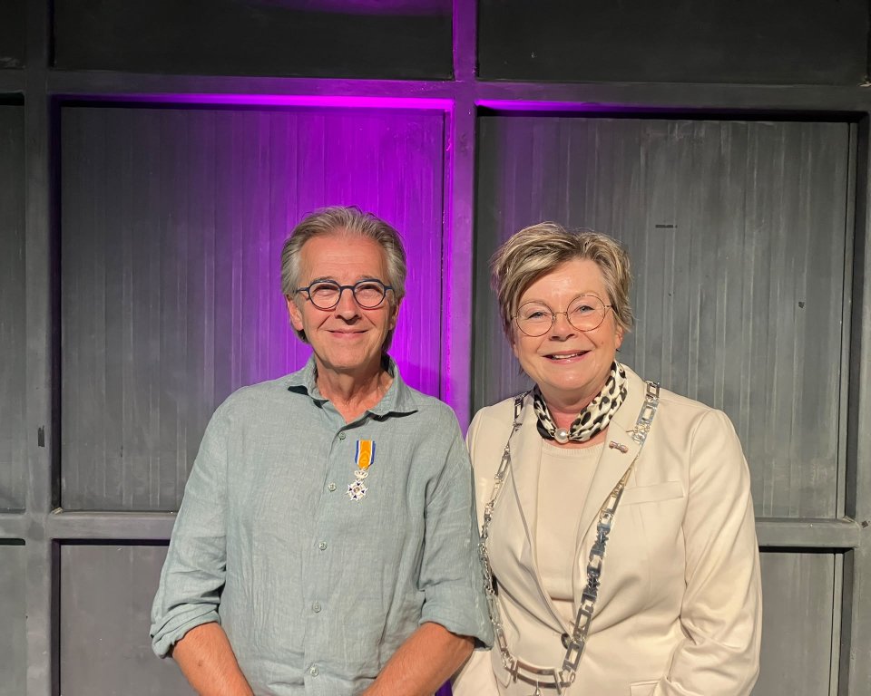 drs. Theo Schoone met burgemeester Wilma Delissen 