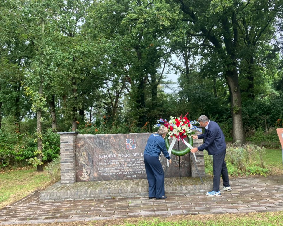 Burgemeester Wilma Delissen en wethouder Edwin van Onna leggen samen een krans bij monument Poort der Bevrijding
