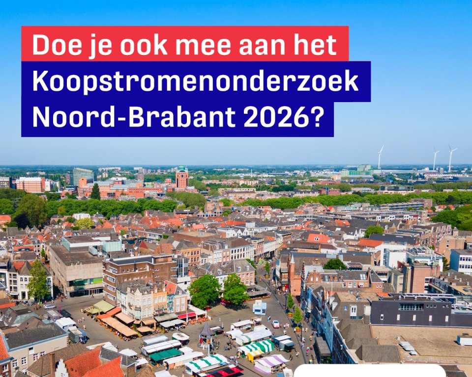 Foto van een plaats met huizen, marktkramen en pleintje