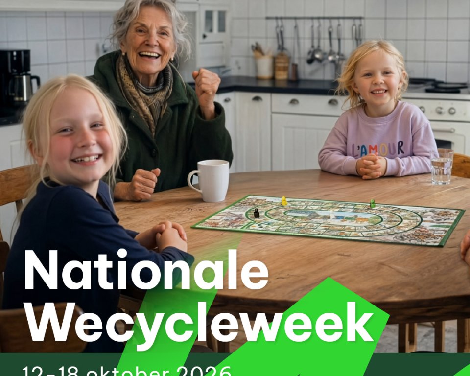 Kinderen en volwassen vrouw die samen Wecycle ganzenbordspelen