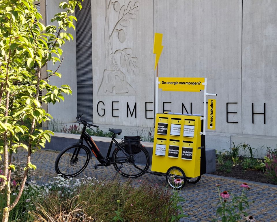 Fiets voor het gemeentehuis